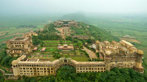 阿尔瓦尔Neemrana's - Tijara Fort Palace的山丘上一座大建筑的空中景观