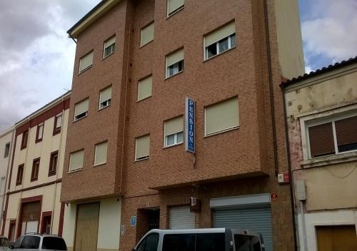 米兰达德埃布罗Pensión Las Matillas的上面有蓝色标志的红砖建筑