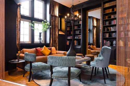 卑尔根克拉里翁黑纹空特里酒店的客厅配有沙发和椅子