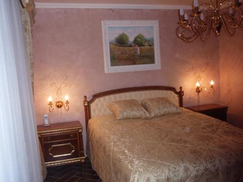 泰晤勒·苏尔·梅尔VILLAS and SUITES LA CORAILLERE RESORT的一间卧室配有带2个床头柜和2盏灯的床