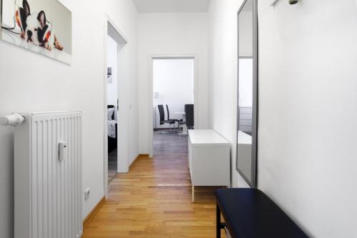 柏林中央米特公寓 的一间拥有白色墙壁的公寓和一个带镜子的走廊