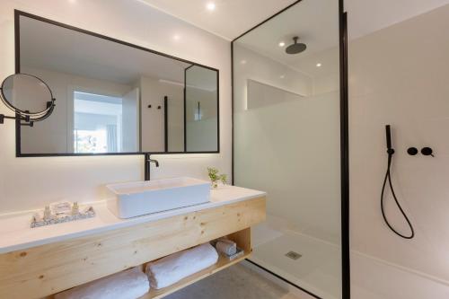 帕尔马海滩艾龙公园HM酒店的一间带水槽和淋浴的浴室