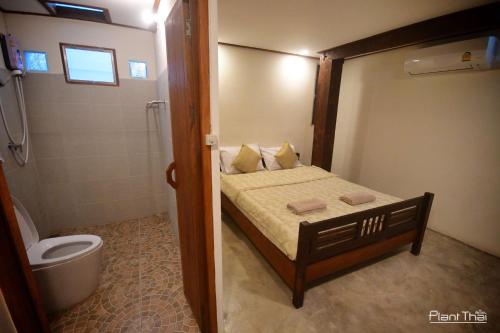 清刊พืชไทยเชียงคาน(Plantthai)的一间带床和卫生间的小浴室