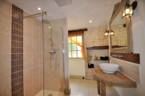 NéréChez Fins Bois的一间带玻璃淋浴和水槽的浴室