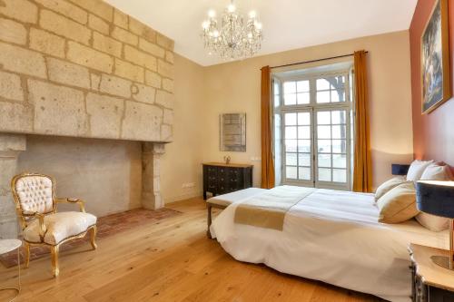 佩里格La Maison des Consuls的一间卧室设有一张大床和一个壁炉