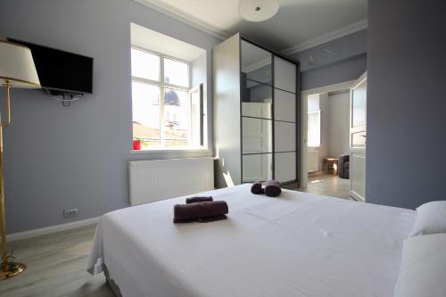 利沃夫Romantic Panorama Krakivska street的卧室配有一张白色大床和镜子