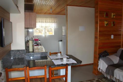 圣若阿金Apartamento Serrano的厨房配有带水槽的柜台和冰箱。