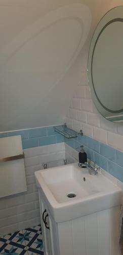 BlidworthThe Old School Loft的浴室设有白色水槽和镜子