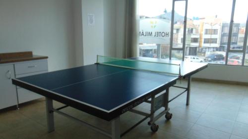杜伊塔马Hotel Milán的一张乒乓球桌,坐在一个