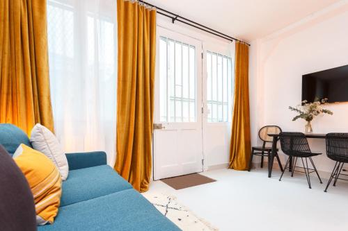 巴黎Beaumarchais的客厅配有蓝色的沙发和桌子