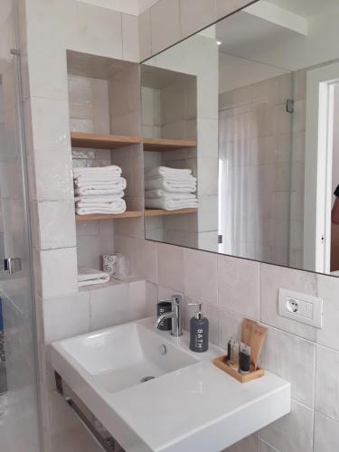马泰拉h-sa GUEST HOUSE的白色的浴室设有水槽和镜子