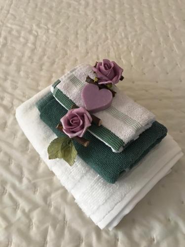 萨沃纳Violamare的床上的玫瑰毛巾