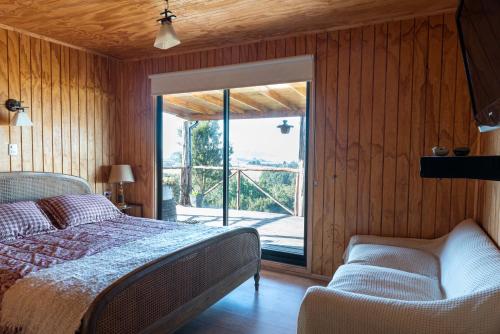 卡斯特鲁Parque pomponal的一间卧室设有一张床和一个滑动玻璃门