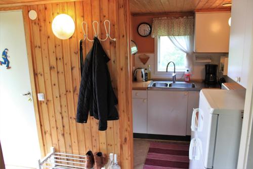 乌拉勒德Naturnära STUGA ULLARED的厨房设有木墙和水槽