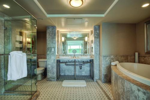 伍马克目的地酒店的一间浴室