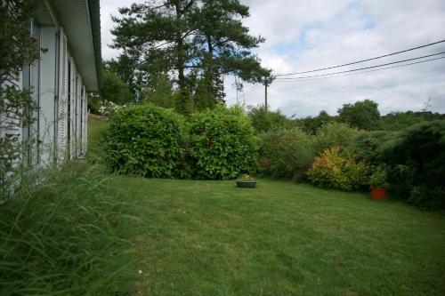 TreignesLes Tiennes的一座草丛房子旁边的院子
