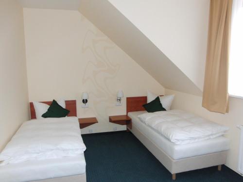 伊尔梅瑙加尼艾姆基尔希普拉兹酒店的阁楼间 - 带两张床