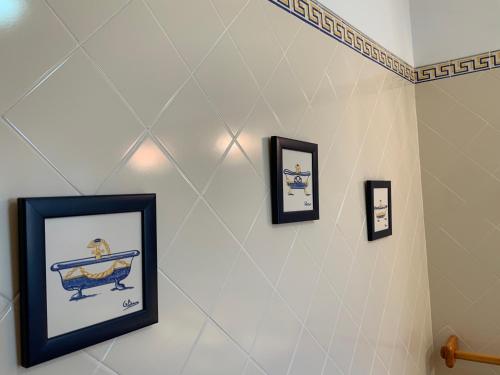 阿尔布费拉Guest House Alfarrobeiras的浴室墙上有3张浴缸的照片