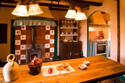 Tronchón马克瓦尔迪奥利沃度假屋的厨房配有带食物的木桌