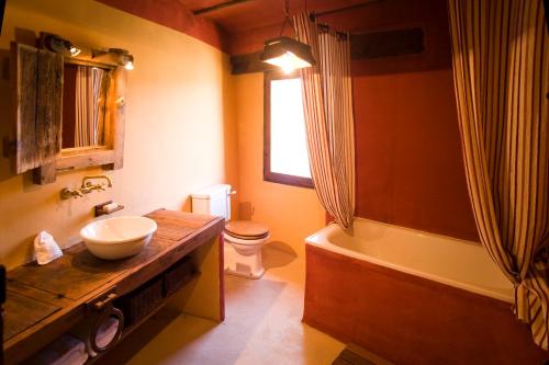 Tronchón马克瓦尔迪奥利沃度假屋的浴室配有盥洗盆、卫生间和浴缸。