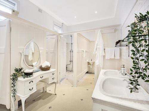 罗伯逊罗伯逊乡村民宿的白色的浴室设有水槽和镜子