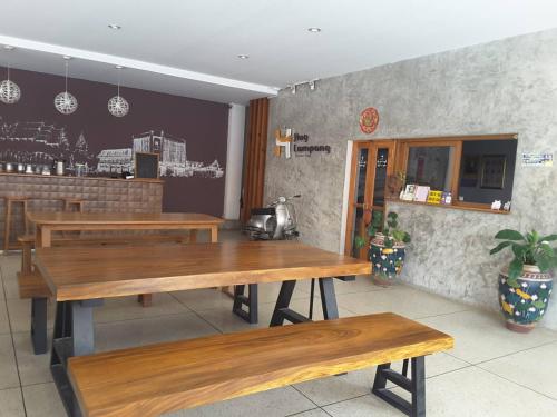 南邦Huglampang Boutique Hotel的餐厅内带木桌的用餐室