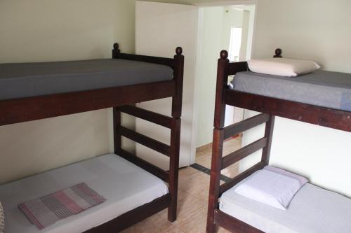 圣保罗Casa mobiliada的小型客房配有2张双层床和枕头。
