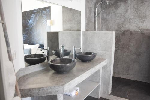 普纳奥亚Ninamu Pearl Guest House的浴室内一个柜台上的三个碗