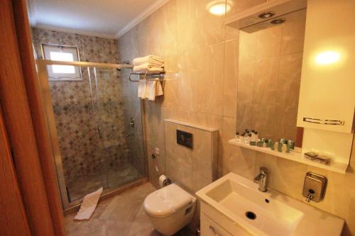 图兹拉山套房酒店的一间浴室