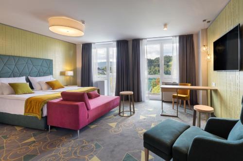 布莱德Bled Rose Hotel的酒店客房设有床和客厅。