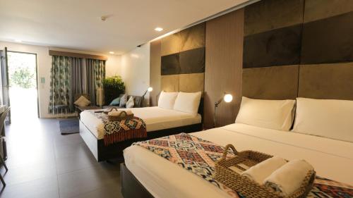 科隆Treetop Suites的酒店客房带两张床,房间带