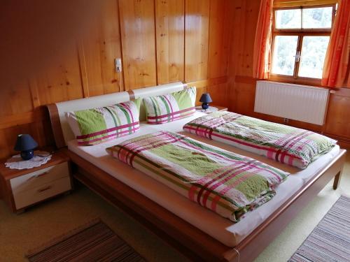 锡贝塔尔Haus Silke的一间卧室设有两张床和窗户。