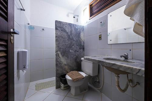 吉尼帕布多苏别墅客栈的一间带水槽和卫生间的浴室