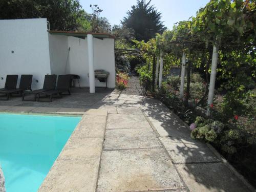 阿鲁卡斯Casita con Chimenea en Arucas的一个带游泳池和庭院的花园