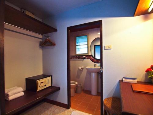 皮皮岛P.P. Casita - Adult Only的一间带水槽、卫生间和镜子的浴室