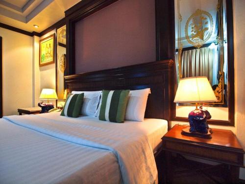 皮皮岛P.P. Casita - Adult Only的酒店客房设有一张大床和一盏灯。