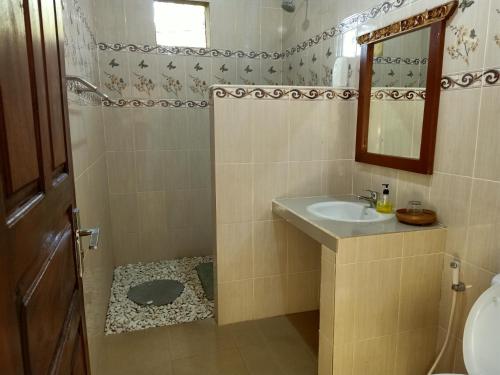 巴厘岛布瓦纳别墅的一间浴室