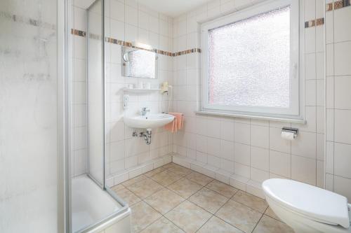 诺德代希Hotel Atlantis的白色的浴室设有水槽和卫生间。