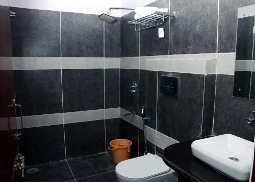 萨瓦伊马多普尔Meera Mahal的黑白浴室设有卫生间和水槽