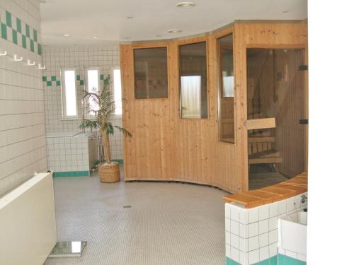 雷达-维登布吕克维登布鲁克健身酒店的一间位于客房内的带木门的浴室