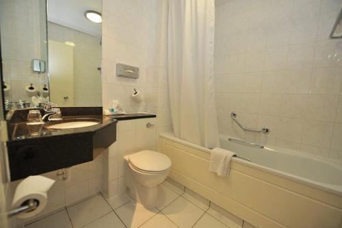 曼彻斯特机场酒店及Spa的一间浴室
