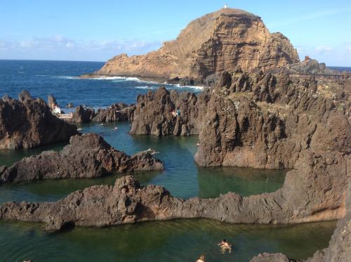 莫尼兹港Pensão Fernandes的享有海洋岩石岛的景致