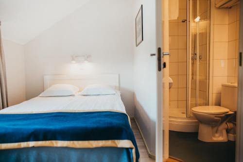 塔林经济酒店的一间卧室配有一张床,浴室设有卫生间