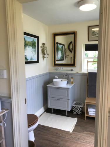 博里斯Corriebeg Cottage的一间带水槽和镜子的浴室