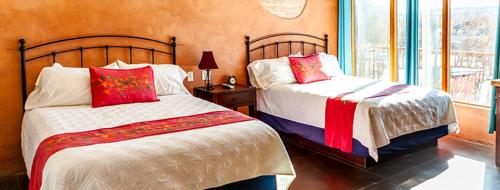 布拉夫彩绘酒店的一间卧室设有两张床和窗户。