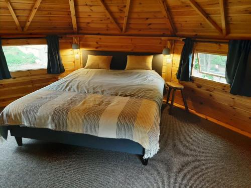 博马勒La cabane de l'Atelier的小木屋内一间卧室,配有一张床