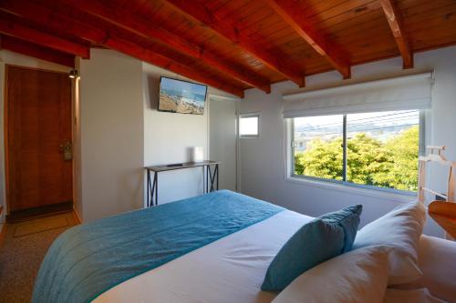 阿尔加罗沃Kai Bed and Breakfast的一间卧室设有一张大床和一个窗户。