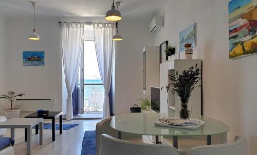 塞尼Vlatkovićeva Apartments的客厅配有玻璃桌和椅子