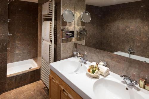 谷雪维尔卡利娜酒店的浴室配有盥洗盆和浴缸。
