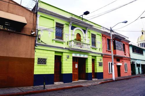 危地马拉Hotel Posada del Centro的街上一排色彩缤纷的建筑